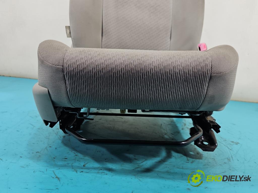 Toyota Avensis III T27 2009-2018 2.0 16v 152KM manual 112 kW 1987 cm3 5- Sedačka pravý  (Sedadlo)