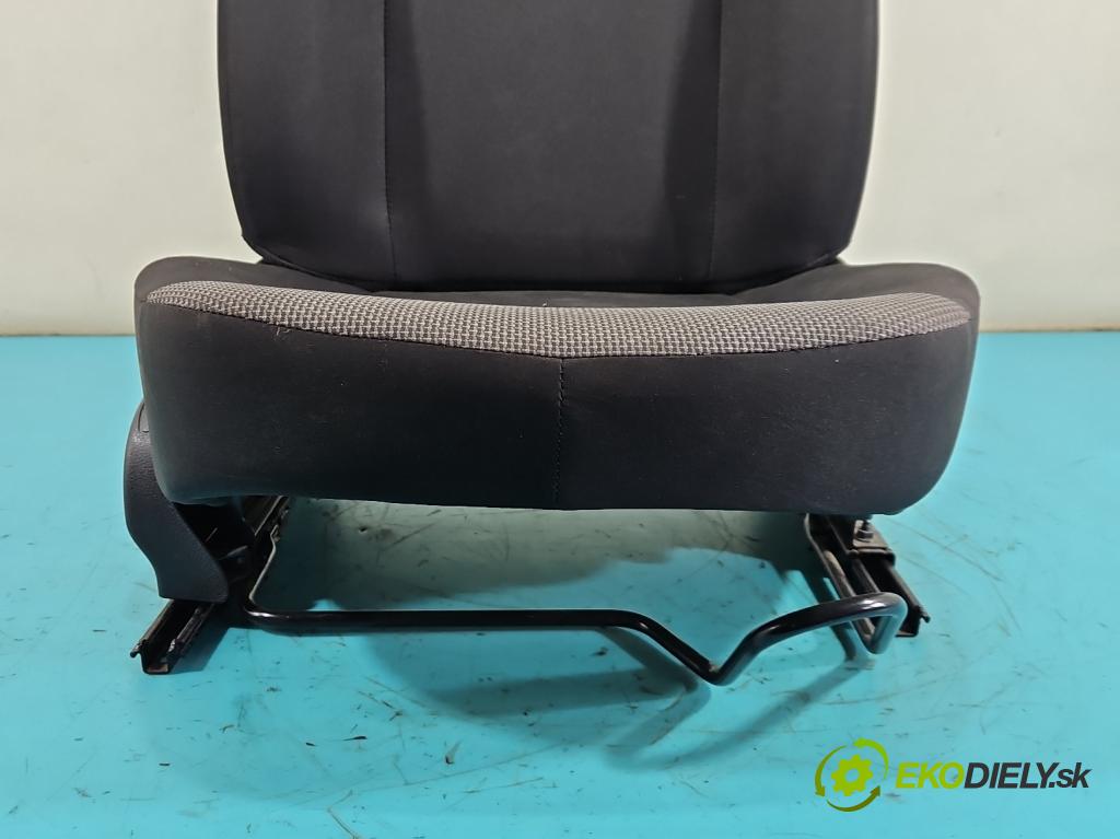 Dacia Dokker 2012- 1.3 TCE: 102 HP manual 75 kW 1332 cm3 5- Sedačka pravý  (Sedadlo)