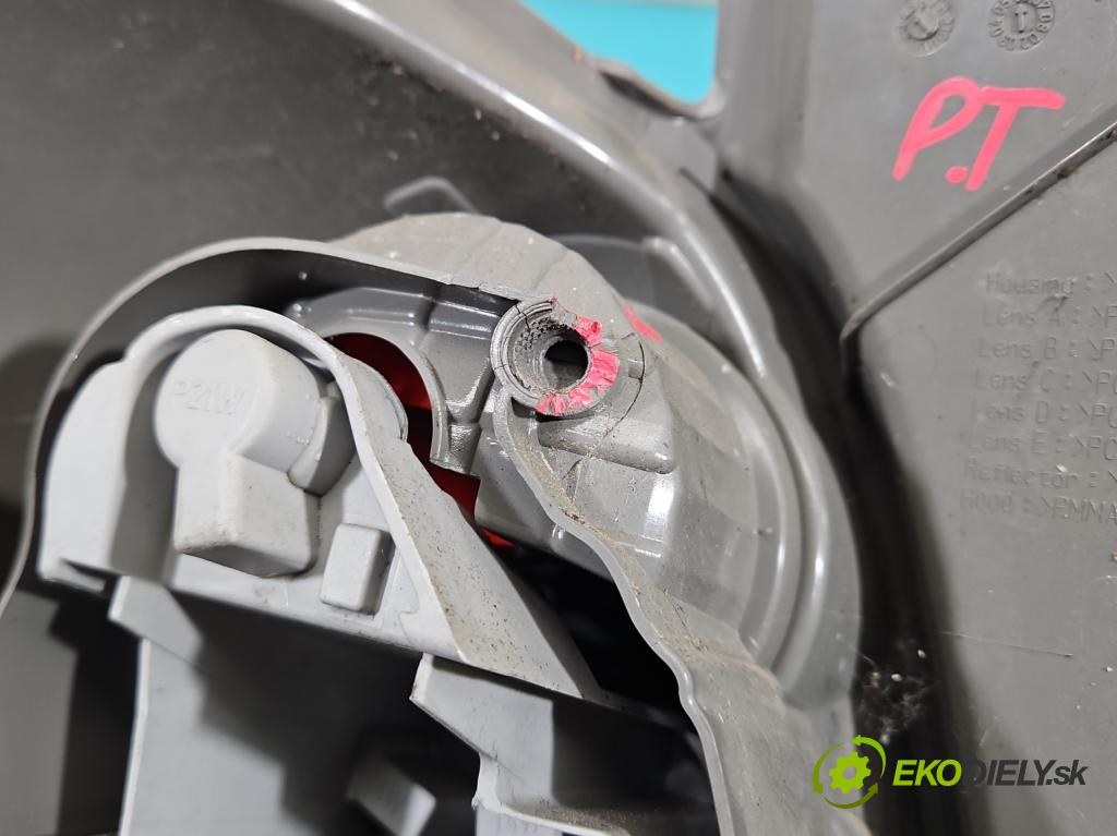 Toyota Corolla Verso II 2004-2009 2.2 D4D 177 HP manual 130 kW 2231 cm3 5- svetlo / reflektor zadné pravé  (Kľučka dverí ostatné)