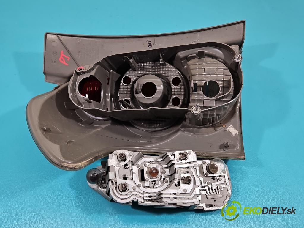 Toyota Corolla Verso II 2004-2009 2.2 D4D 177 HP manual 130 kW 2231 cm3 5- svetlo / reflektor zadné pravé  (Kľučka dverí ostatné)