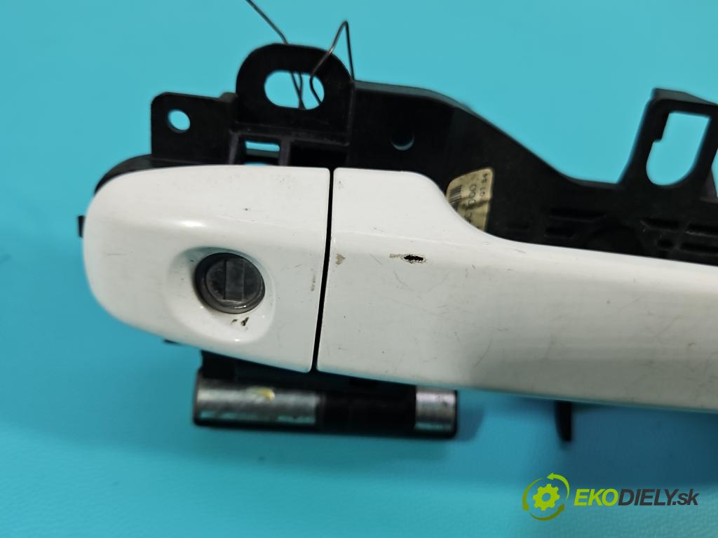 Toyota Yaris III 2011-2020 1.3 vvt-i 99 HP manual 73 kW 1329 cm3 5- rukoväť predné ľavé mimo:  (Kľučka dverí vonkajšia predná ľavá)