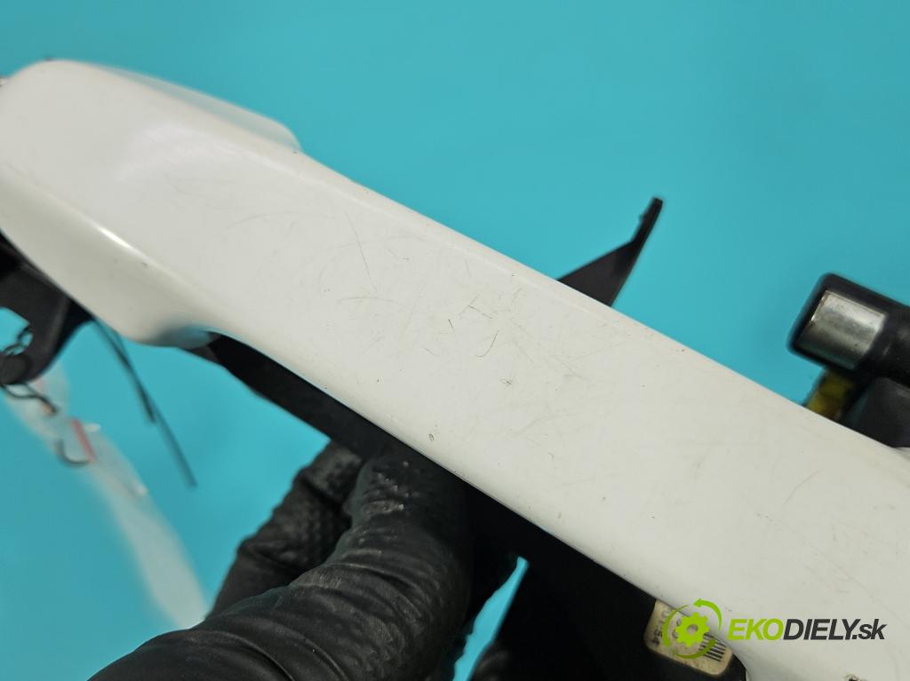 Toyota Yaris III 2011-2020 1.3 vvt-i 99 HP manual 73 kW 1329 cm3 5- rukoväť predné ľavé mimo:  (Kľučka dverí vonkajšia predná ľavá)