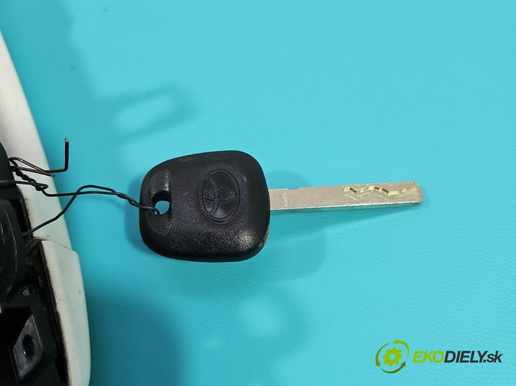 Toyota Yaris III 2011-2020 1.3 vvt-i 99 HP manual 73 kW 1329 cm3 5- rukoväť predné ľavé mimo:  (Kľučka dverí vonkajšia predná ľavá)