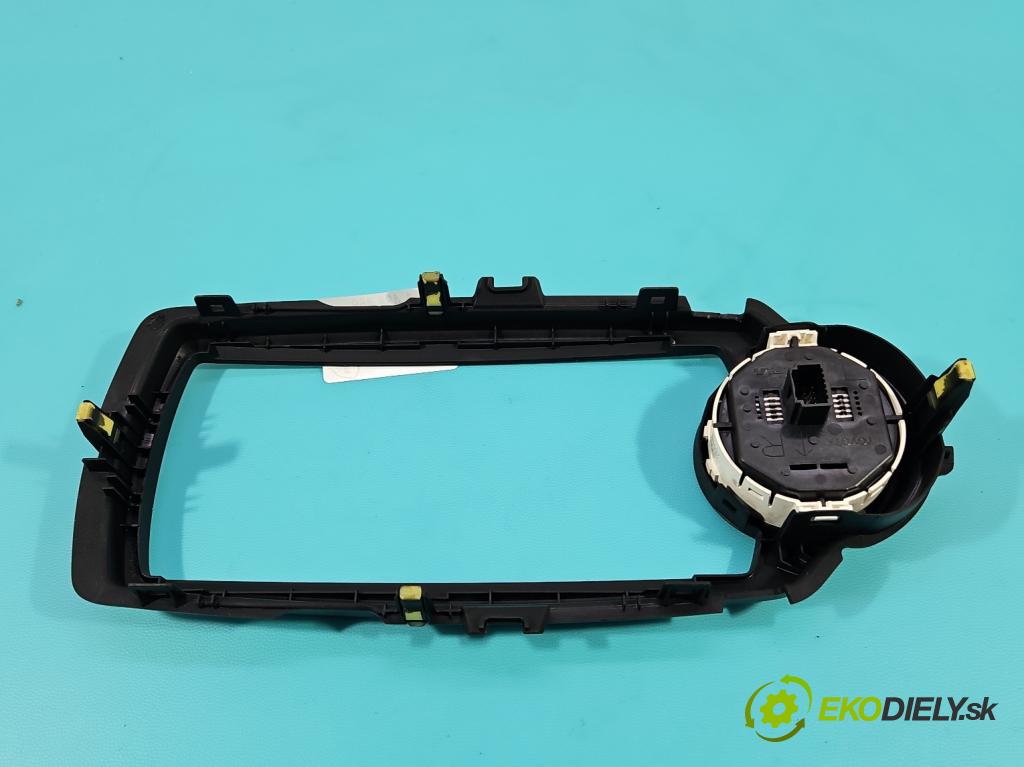 Toyota Yaris III 2011-2020 1.3 vvt-i 99 hp manual 73 kW 1329 cm3 5- rameček rádia 86451-0D040
