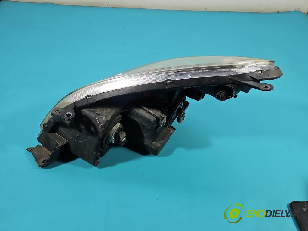 Toyota Corolla Verso II 2004-2009 2.2 D4D 177 HP manual 130 kW 2231 cm3 5- Reflektor: pravý  (Svetlo predné pravé)