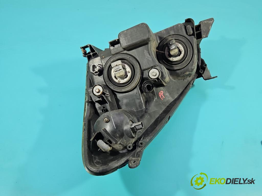 Toyota Corolla Verso II 2004-2009 2.2 D4D 177 HP manual 130 kW 2231 cm3 5- Reflektor: pravý  (Svetlo predné pravé)
