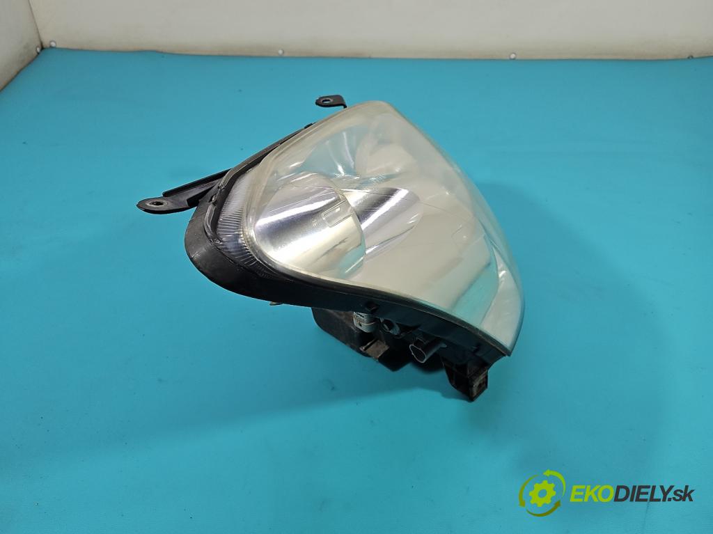 Toyota Corolla Verso II 2004-2009 2.2 D4D 177 HP manual 130 kW 2231 cm3 5- Reflektor: pravý  (Svetlo predné pravé)