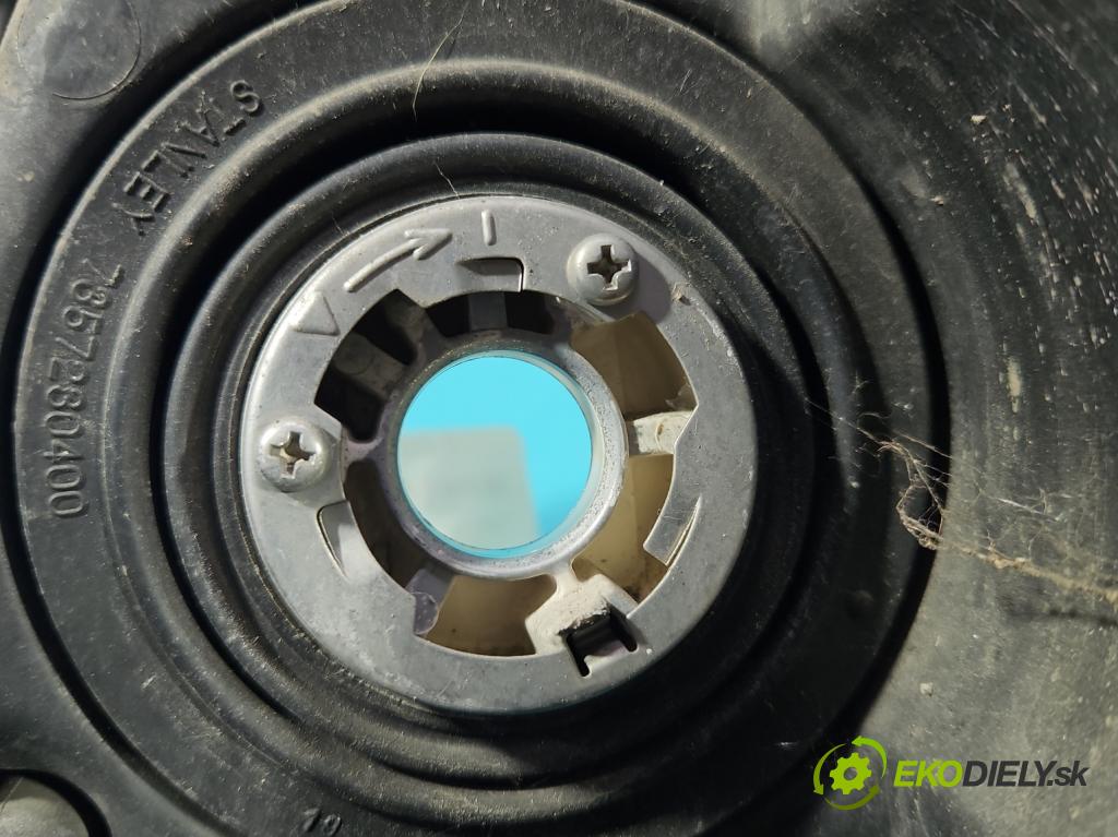 Toyota Corolla Verso II 2004-2009 2.2 D4D 177 HP manual 130 kW 2231 cm3 5- Reflektor: pravý  (Svetlo predné pravé)