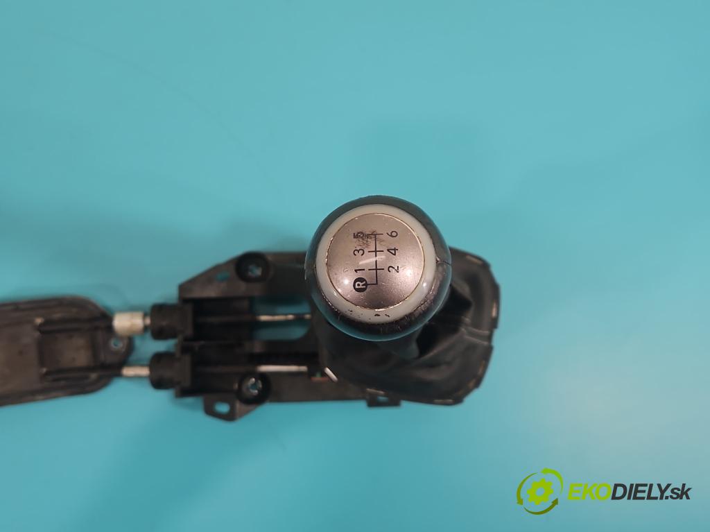 Toyota Yaris III 2011-2020 1.3 vvt-i 99 HP manual 73 kW 1329 cm3 5- Páka: Změny: stupeň,rýchlosť  (Rýchlostná páka (kulisa))