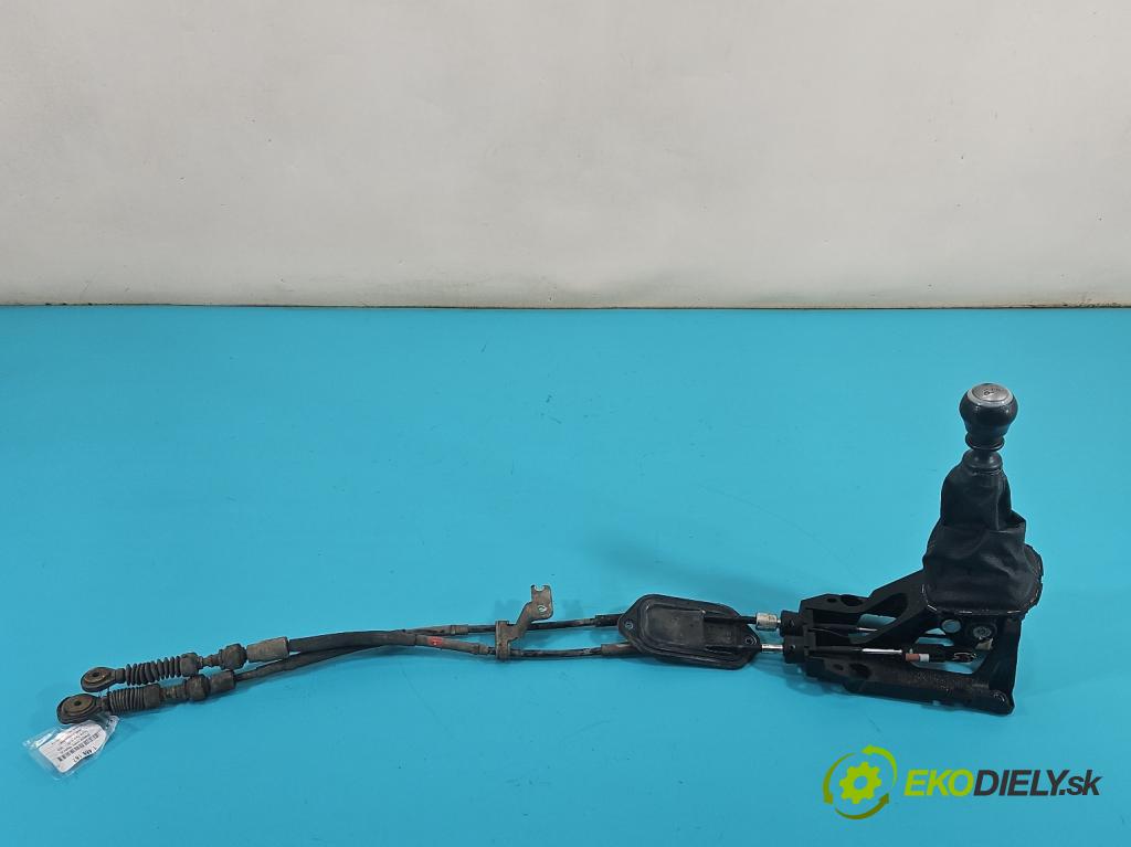 Toyota Yaris III 2011-2020 1.3 vvt-i 99 HP manual 73 kW 1329 cm3 5- Páka: Změny: stupeň,rýchlosť  (Rýchlostná páka (kulisa))