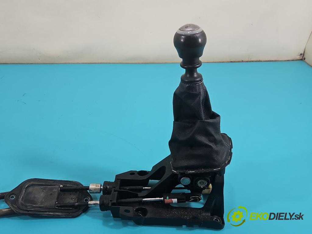 Toyota Yaris III 2011-2020 1.3 vvt-i 99 HP manual 73 kW 1329 cm3 5- Páka: Změny: stupeň,rýchlosť  (Rýchlostná páka (kulisa))