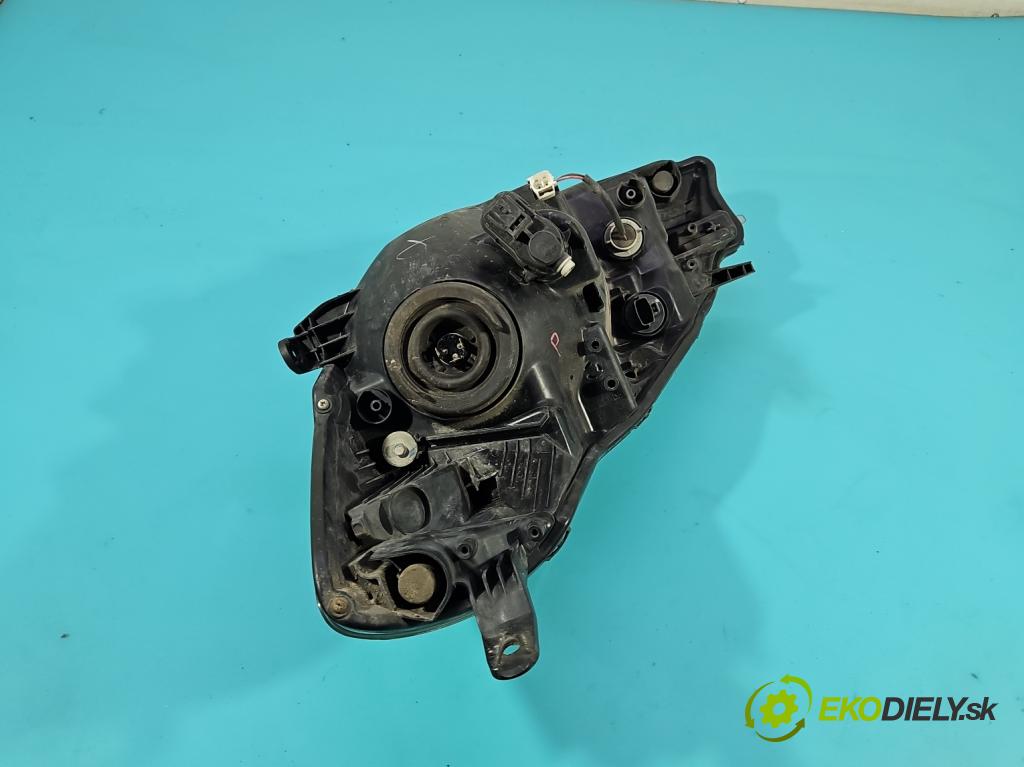 Toyota Yaris III 2011-2020 1.3 vvt-i 99 HP manual 73 kW 1329 cm3 5- Reflektor: pravý  (Svetlo predné pravé)