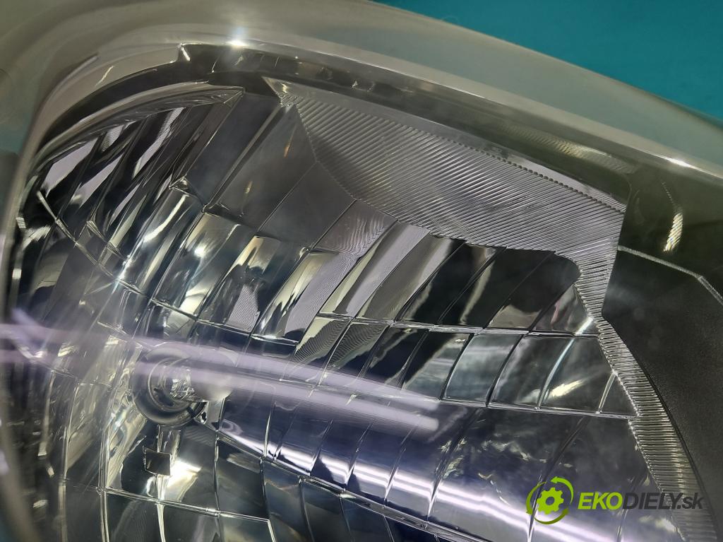 Toyota Yaris III 2011-2020 1.3 vvt-i 99 HP manual 73 kW 1329 cm3 5- Reflektor: pravý  (Svetlo predné pravé)