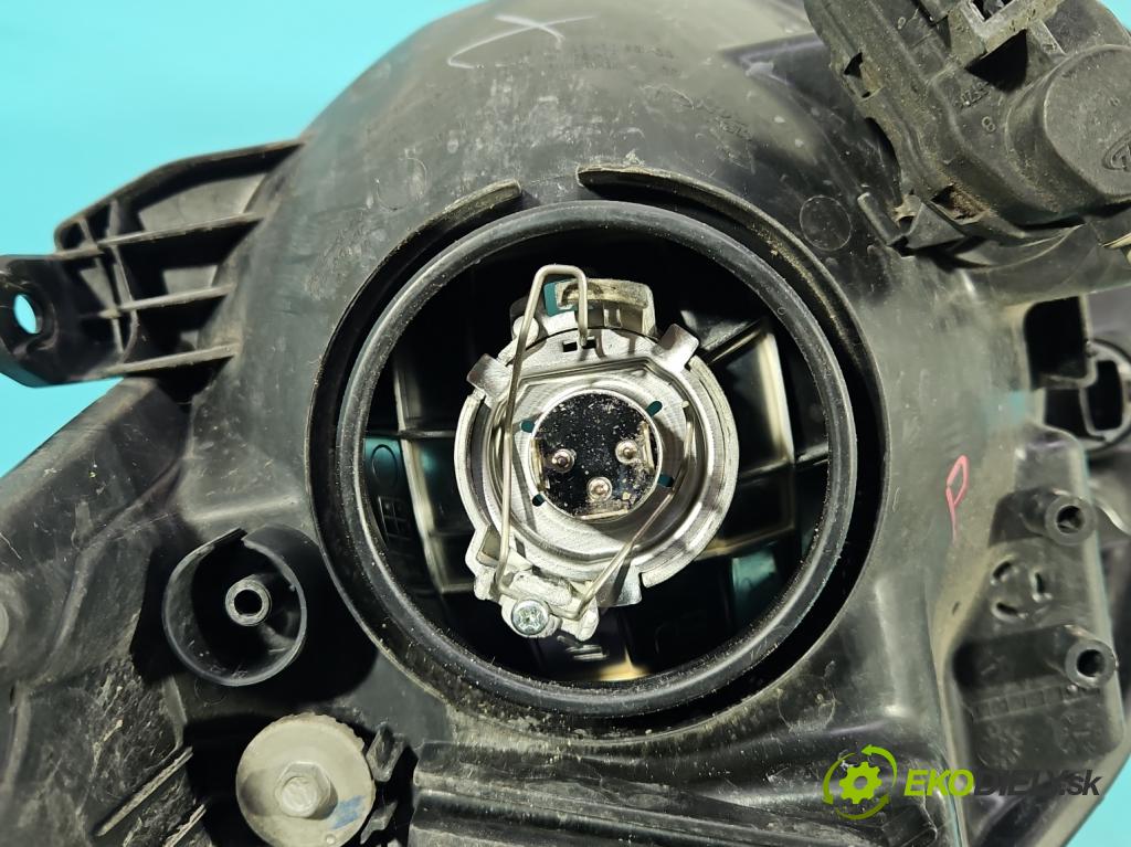 Toyota Yaris III 2011-2020 1.3 vvt-i 99 HP manual 73 kW 1329 cm3 5- Reflektor: pravý  (Svetlo predné pravé)