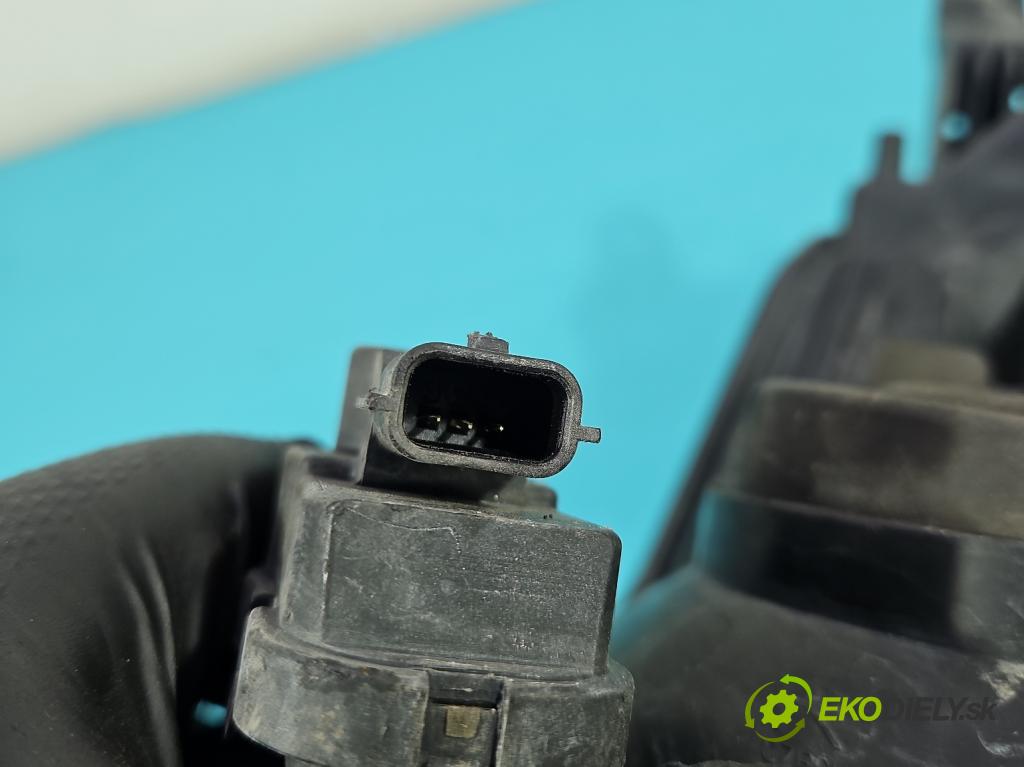 Toyota Yaris III 2011-2020 1.3 vvt-i 99 HP manual 73 kW 1329 cm3 5- Reflektor: pravý  (Svetlo predné pravé)