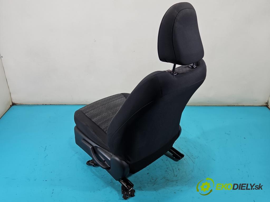Toyota Yaris III 2011-2020 1.3 vvt-i 99 HP manual 73 kW 1329 cm3 5- Sedačka ľavý  (Sedadlo)