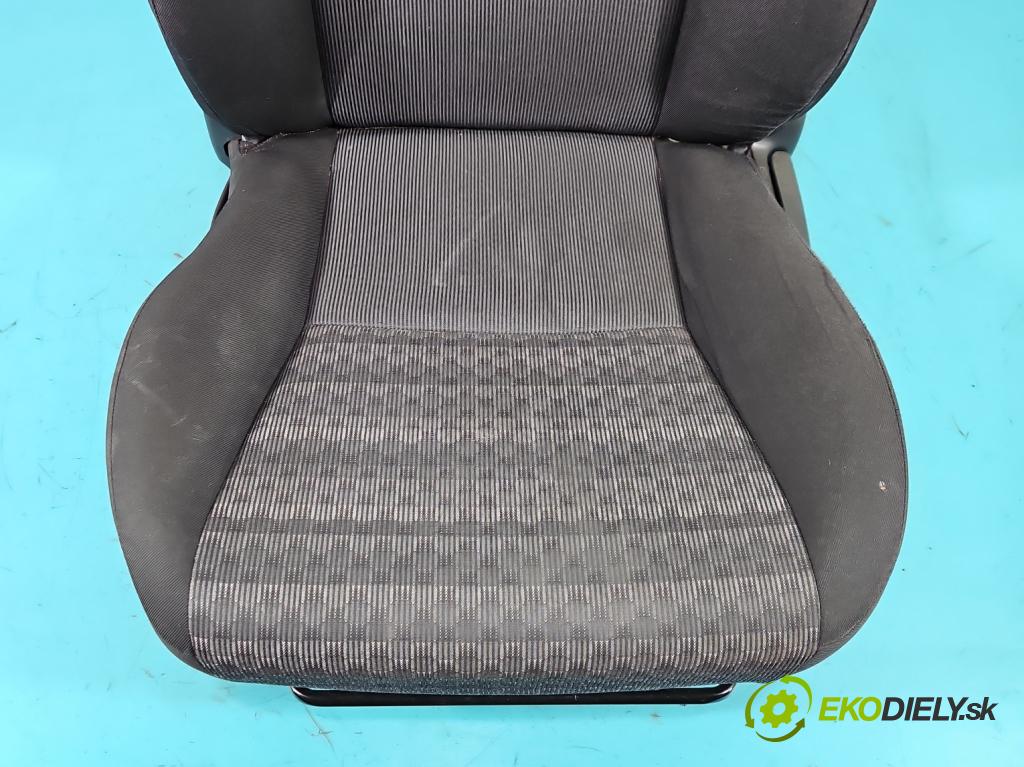 Toyota Yaris III 2011-2020 1.3 vvt-i 99 HP manual 73 kW 1329 cm3 5- Sedačka ľavý  (Sedadlo)
