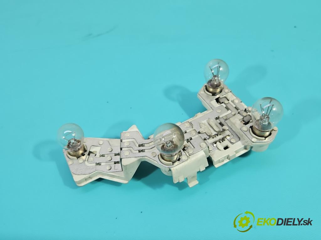 Volvo V50 2.0d 136 HP manual 100 kW 1997 cm3 5- svetlo / reflektor zadné ľavé  (Kľučka dverí ostatné)