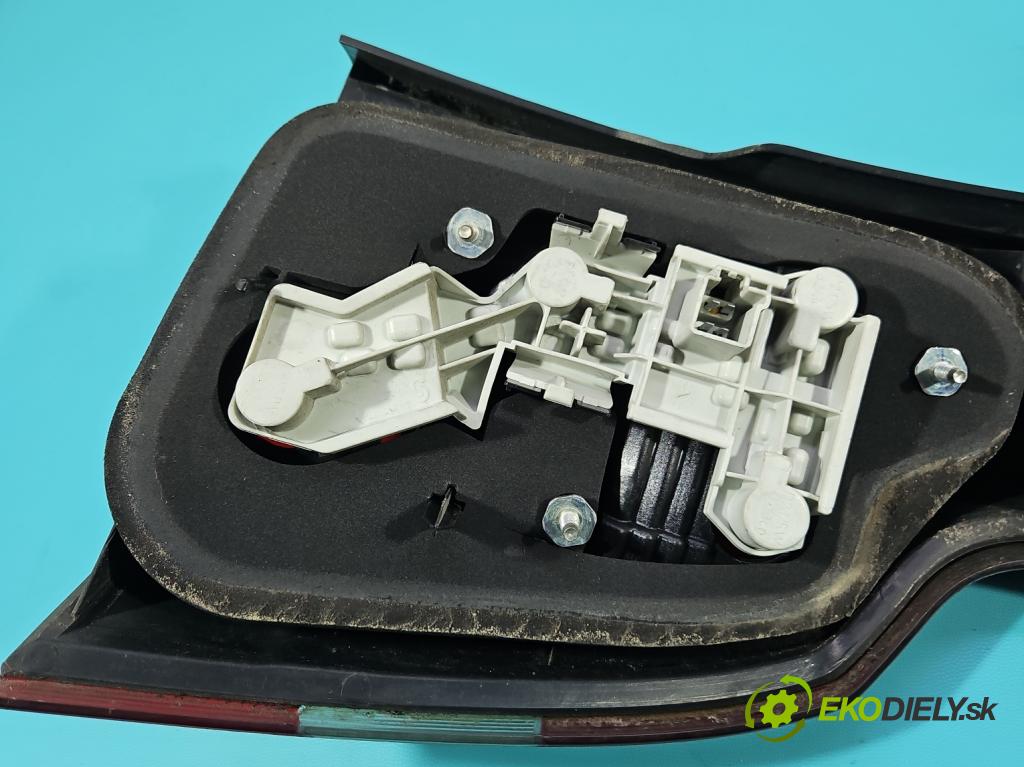 Volvo V50 2.0d 136 HP manual 100 kW 1997 cm3 5- svetlo / reflektor zadné ľavé  (Kľučka dverí ostatné)