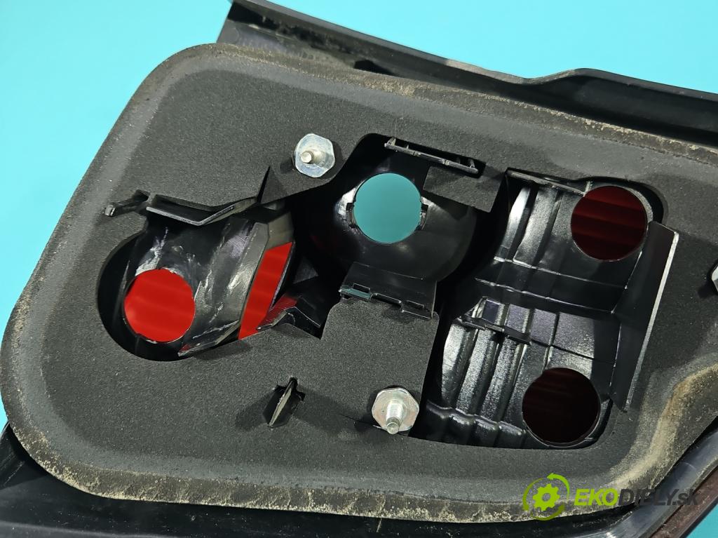 Volvo V50 2.0d 136 HP manual 100 kW 1997 cm3 5- svetlo / reflektor zadné ľavé  (Kľučka dverí ostatné)