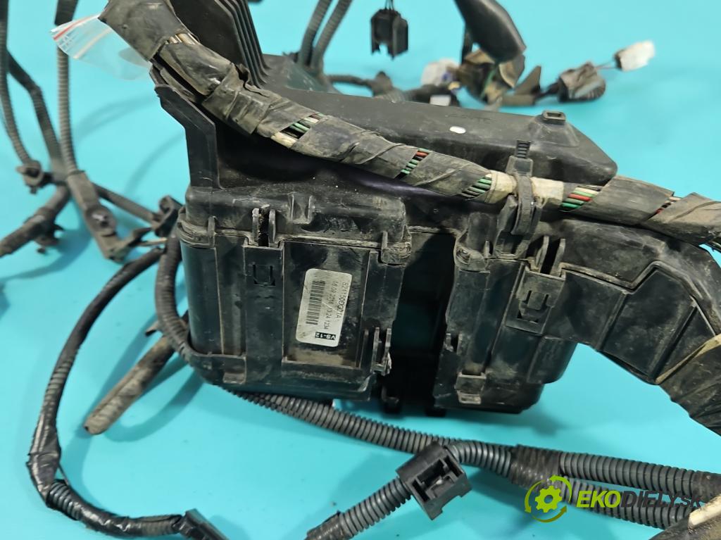 Toyota Yaris III 2011-2020 1.3 vvt-i 99 hp manual 73 kW 1329 cm3 5- skříňka pojistková 821150DG21A (Pojistková skříňka)