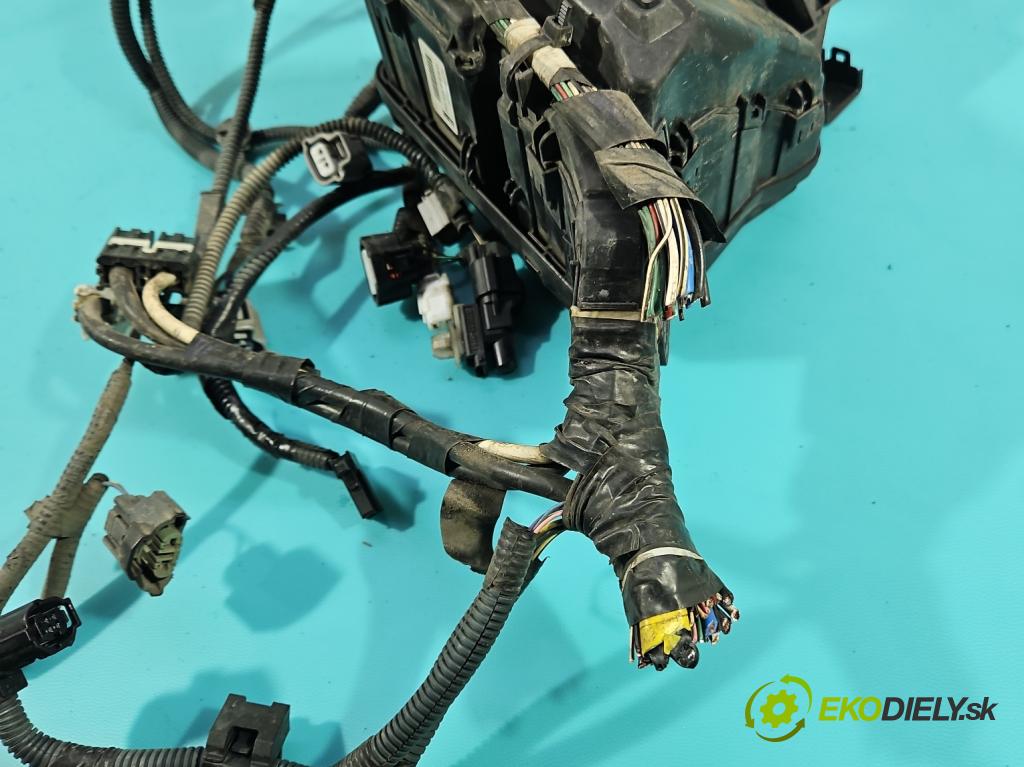 Toyota Yaris III 2011-2020 1.3 vvt-i 99 hp manual 73 kW 1329 cm3 5- skříňka pojistková 821150DG21A (Pojistková skříňka)