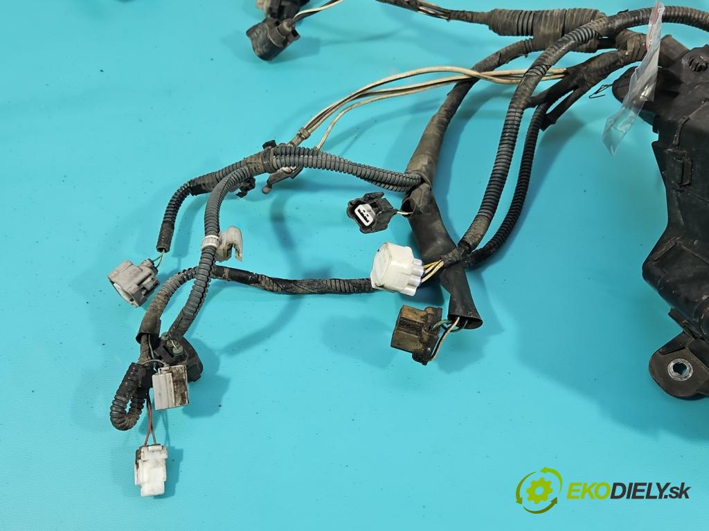 Toyota Yaris III 2011-2020 1.3 vvt-i 99 hp manual 73 kW 1329 cm3 5- skříňka pojistková 821150DG21A (Pojistková skříňka)