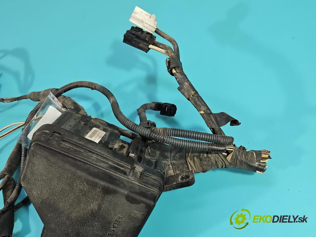 Toyota Yaris III 2011-2020 1.3 vvt-i 99 hp manual 73 kW 1329 cm3 5- skříňka pojistková 821150DG21A (Pojistková skříňka)