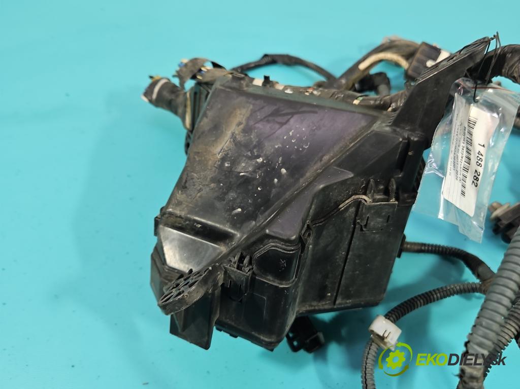 Toyota Yaris III 2011-2020 1.3 vvt-i 99 hp manual 73 kW 1329 cm3 5- skříňka pojistková 821150DG21A (Pojistková skříňka)