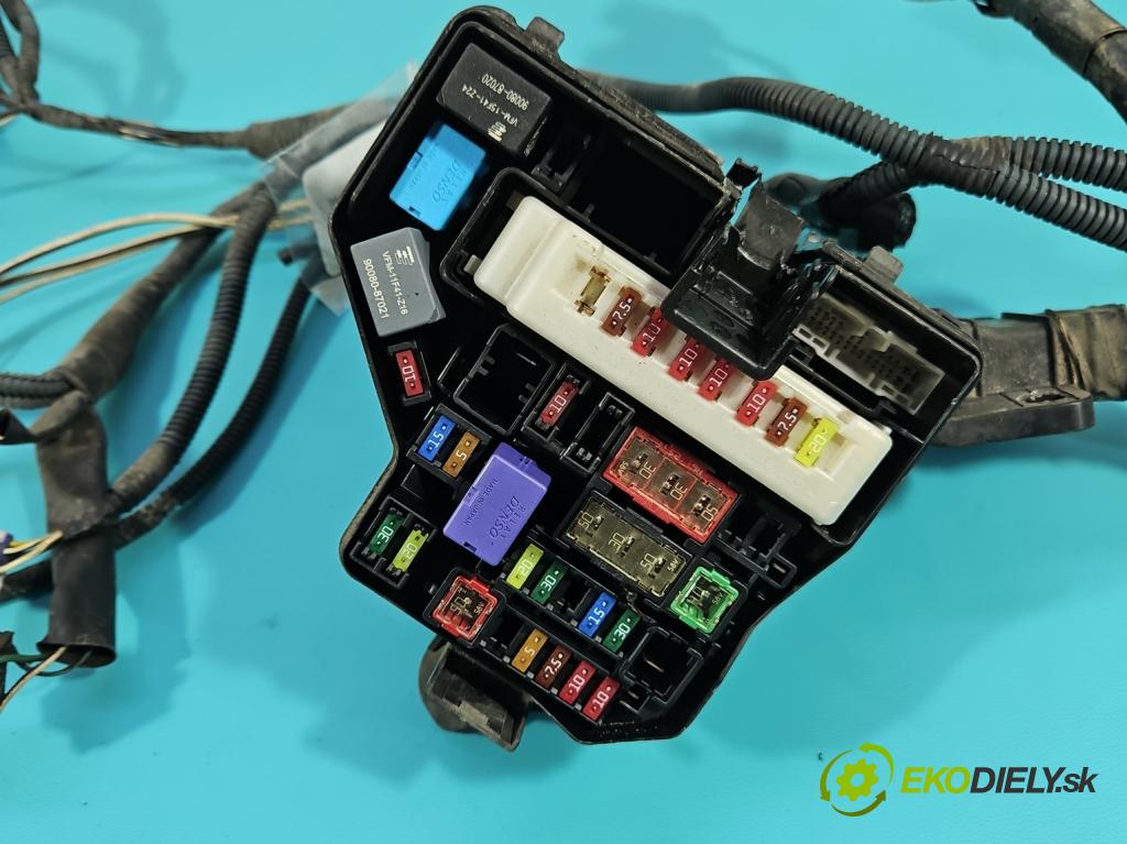 Toyota Yaris III 2011-2020 1.3 vvt-i 99 hp manual 73 kW 1329 cm3 5- skříňka pojistková 821150DG21A (Pojistková skříňka)