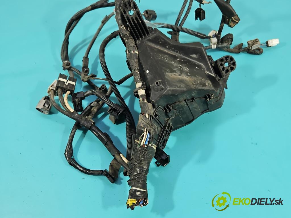 Toyota Yaris III 2011-2020 1.3 vvt-i 99 hp manual 73 kW 1329 cm3 5- skříňka pojistková 821150DG21A (Pojistková skříňka)