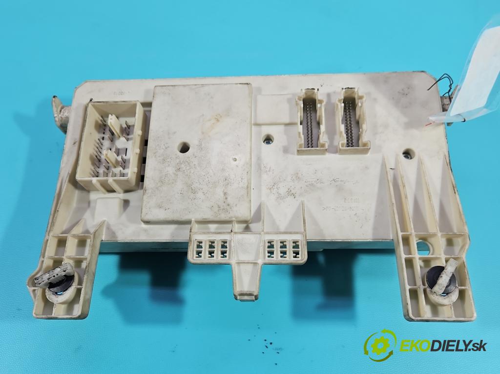 Volvo V50 2.0d 136hp manual 100 kW 1997 cm3 5- skříňka pojistková 8690719 (Pojistková skříňka)