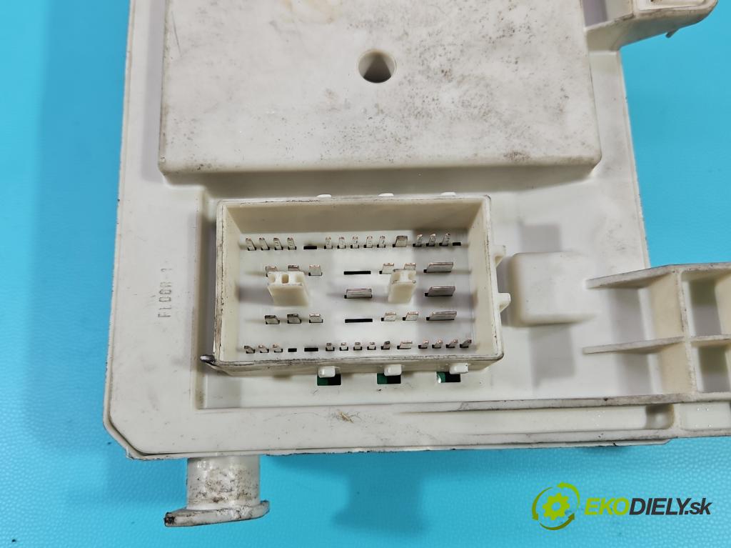 Volvo V50 2.0d 136hp manual 100 kW 1997 cm3 5- skříňka pojistková 8690719 (Pojistková skříňka)