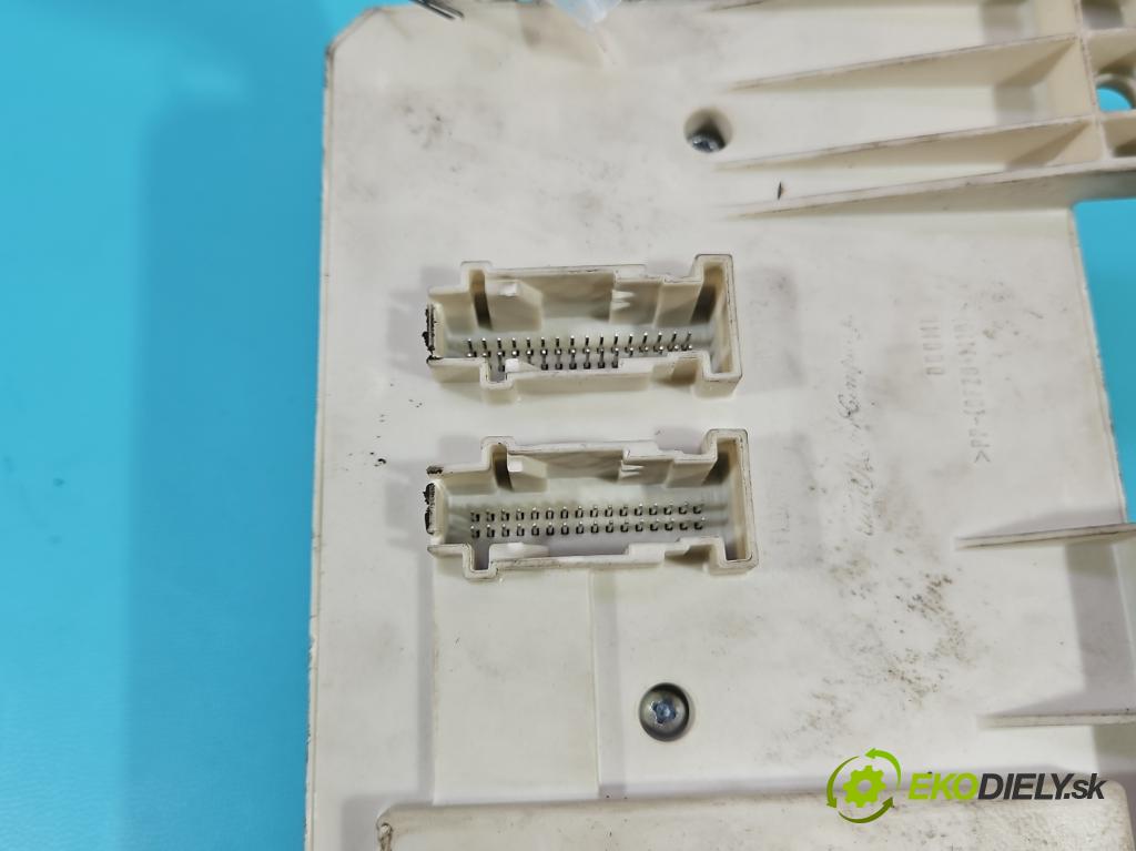 Volvo V50 2.0d 136hp manual 100 kW 1997 cm3 5- skříňka pojistková 8690719 (Pojistková skříňka)