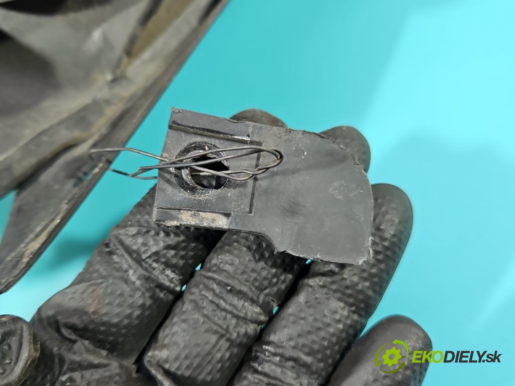 Vw Fox 1.4 tdi 69KM manual 51 kW 1422 cm3 3- Reflektor: pravý  (Svetlo predné pravé)