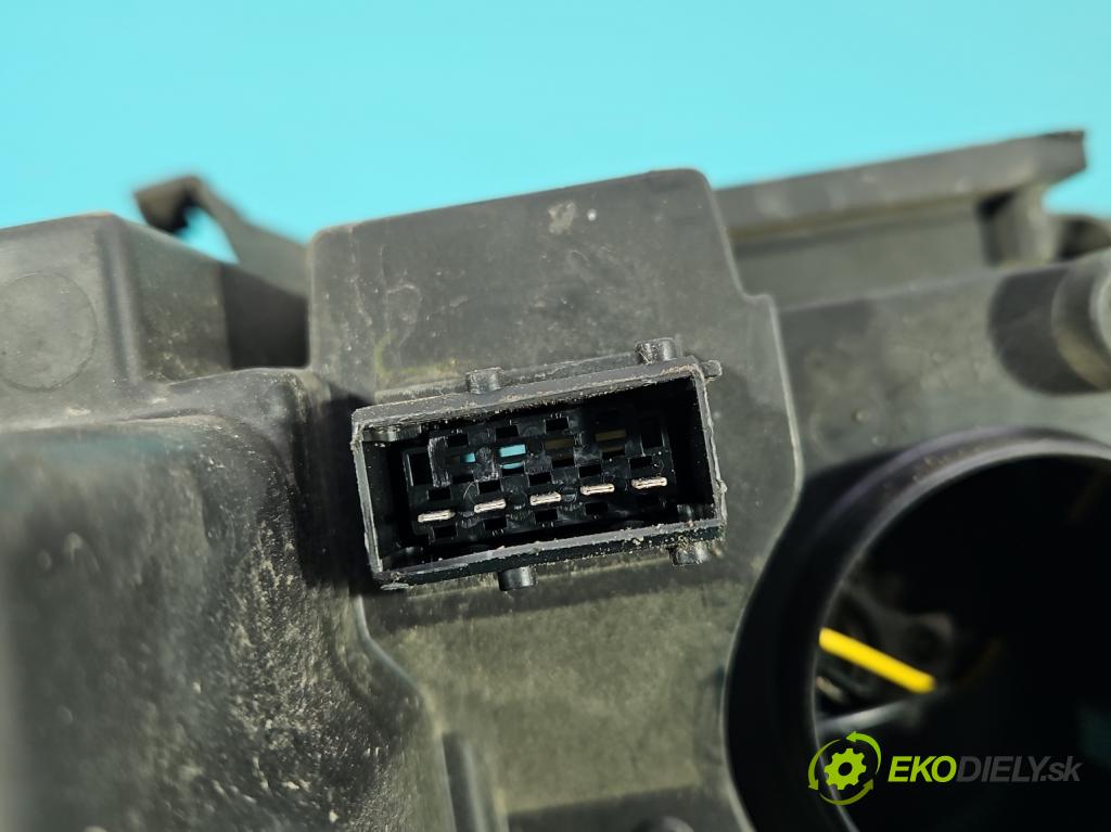 Citroen C5 I 2001-2008 1.6 hdi 109 HP manual 80 kW 1560 cm3 5- Reflektor: pravý  (Svetlo predné pravé)