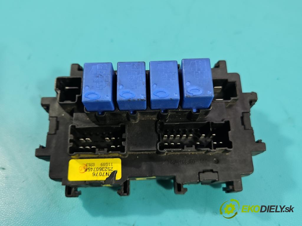 Renault Koleos I 2008-2016 2.5 16V 167 hp manual 123 kW 2488 cm3 5- skříňka pojistková 252360745R (Pojistková skříňka)