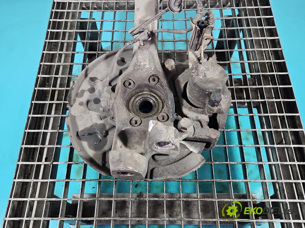 Audi A4 B6 2000-2004 2.0 20v 131 hp manual 96 kW 1984 cm3 4- náboj pravé  (Náboj kola)