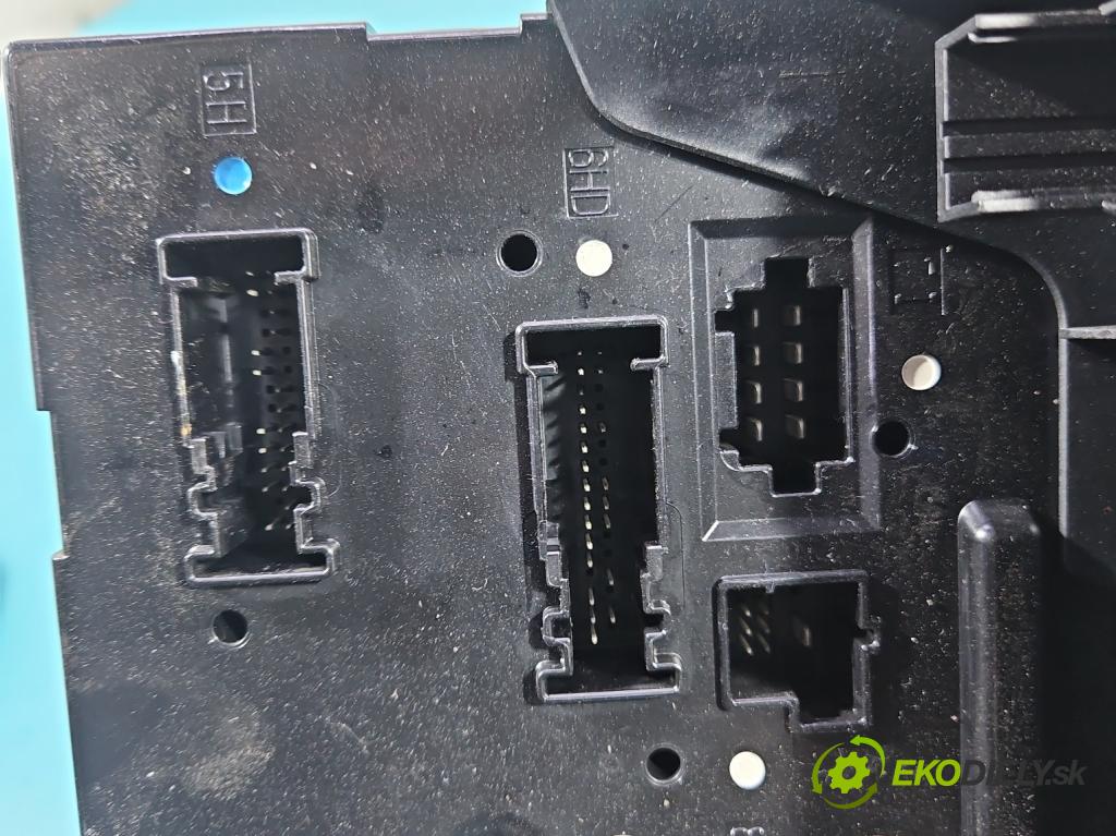 Mercedes E W212 2009-2016 2,2.0 cdi 136hp automatic 100 kW 2143 cm3 5- skříňka pojistková 5DK011023-36 (Pojistková skříňka)