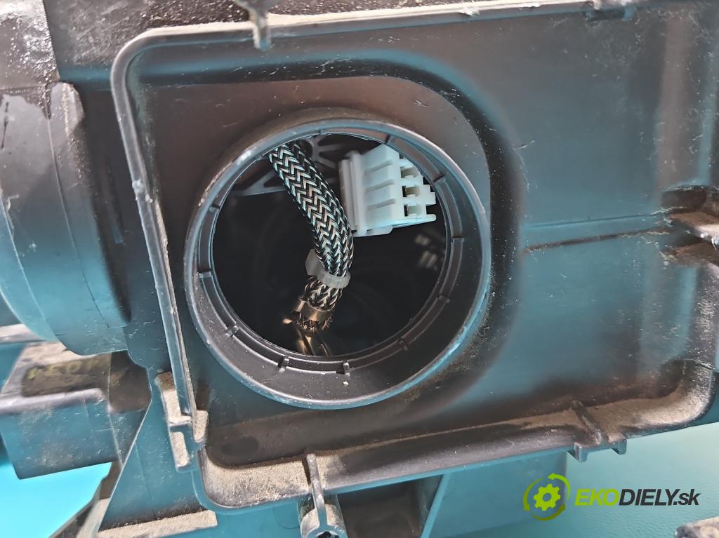 Audi A5 8T 2007-2016 2.0 TFSI 224hp automatic 165 kW 1984 cm3 5- Reflektor: ľavý 8T0941005C (Kľučka dverí ostatné)