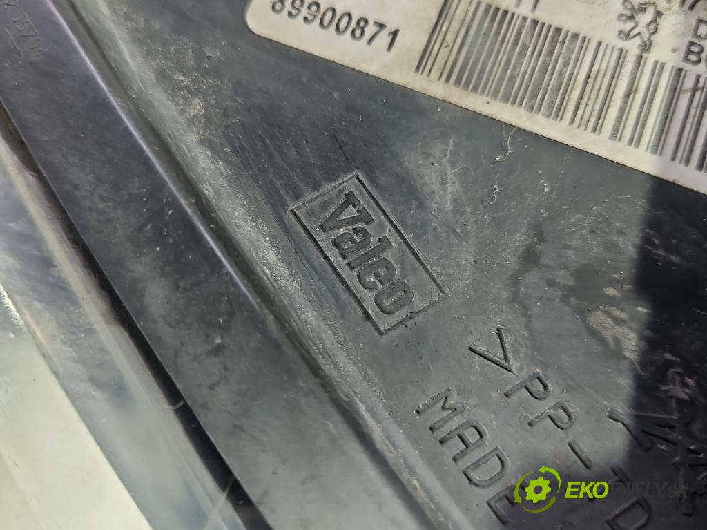 Peugeot 207 1.4 16v (201573) 95 HP manual 70 kW 1397 cm3 5- Reflektor: pravý 9649986180 (Svetlo predné pravé)