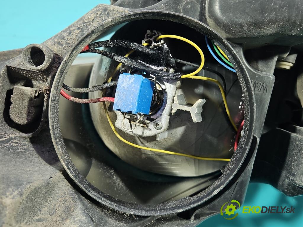 Peugeot 207 1.4 16v (201573) 95 HP manual 70 kW 1397 cm3 5- Reflektor: pravý 9649986180 (Svetlo predné pravé)