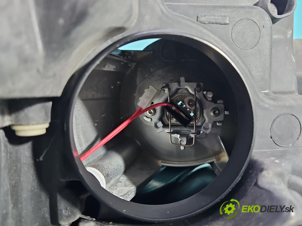 Peugeot 207 1.4 16v (201573) 95 HP manual 70 kW 1397 cm3 5- Reflektor: pravý 9649986180 (Svetlo predné pravé)