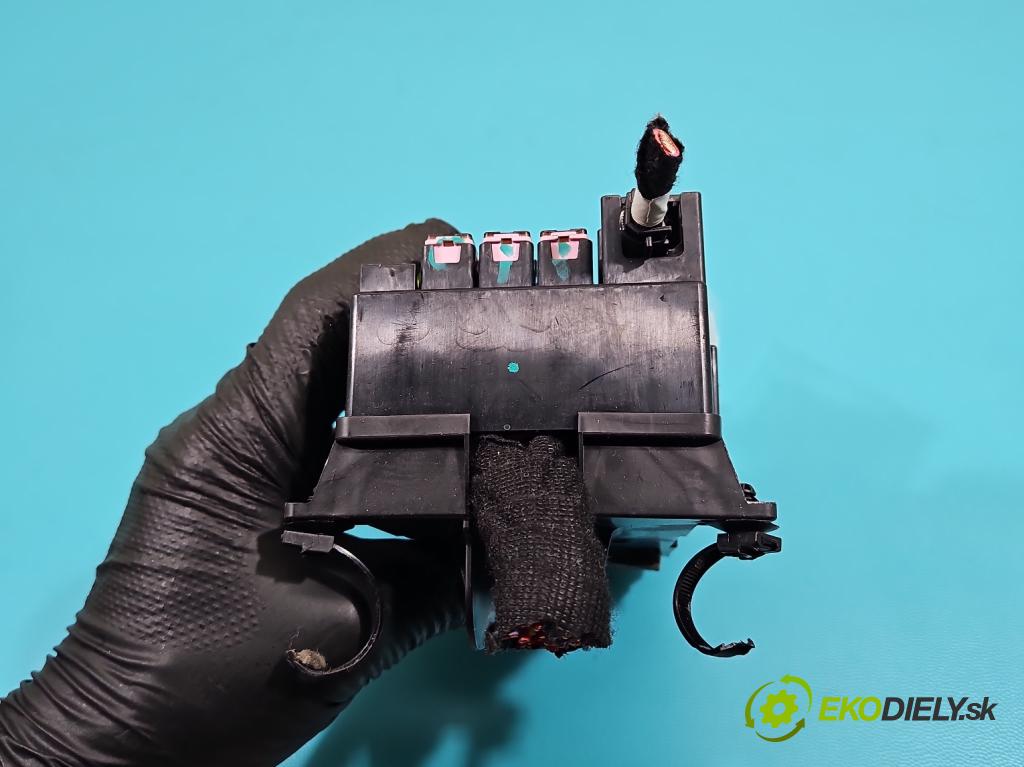 Opel Mokka A 2012-2019 1.6 cdti 136hp manual 100 kW 1598 cm3 5- skříňka pojistková  (Pojistková skříňka)