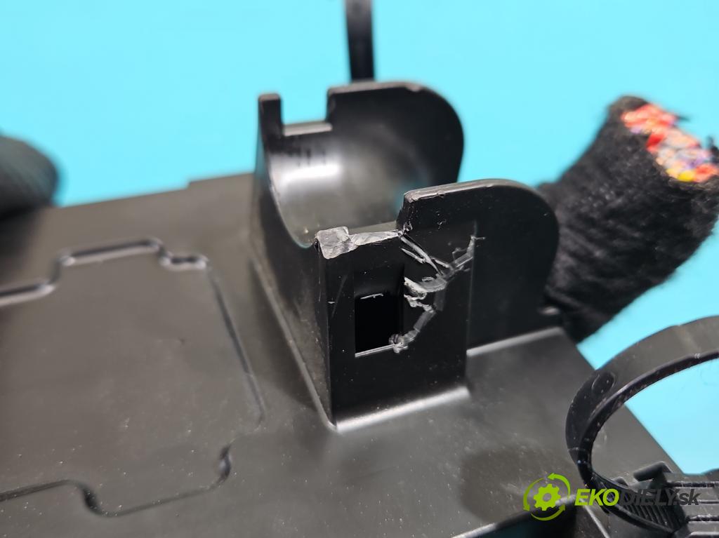 Opel Mokka A 2012-2019 1.6 cdti 136hp manual 100 kW 1598 cm3 5- skříňka pojistková  (Pojistková skříňka)