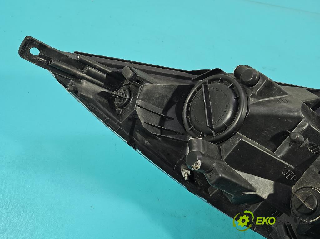 Kia Venga 1.4 crdi 75 HP manual 55 kW 1396 cm3 5- Reflektor: ľavý  (Kľučka dverí ostatné)