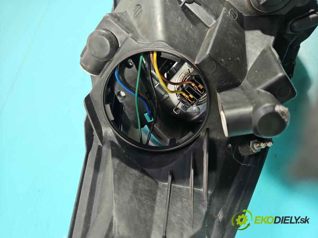 Kia Venga 1.4 crdi 75 HP manual 55 kW 1396 cm3 5- Reflektor: ľavý  (Kľučka dverí ostatné)