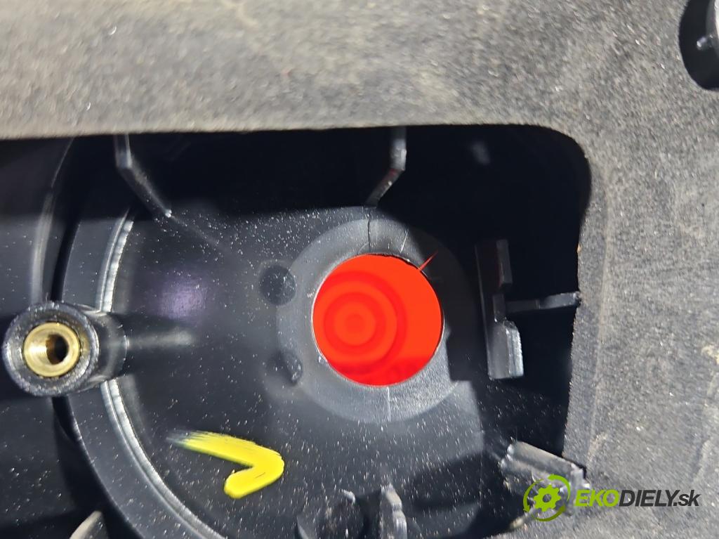 Seat Ibiza III 6L 2002-2008 1.4 16V 75 HP manual 55 kW 1390 cm3 5- svetlo / reflektor zadné ľavé 6L6945093F (Kľučka dverí ostatné)