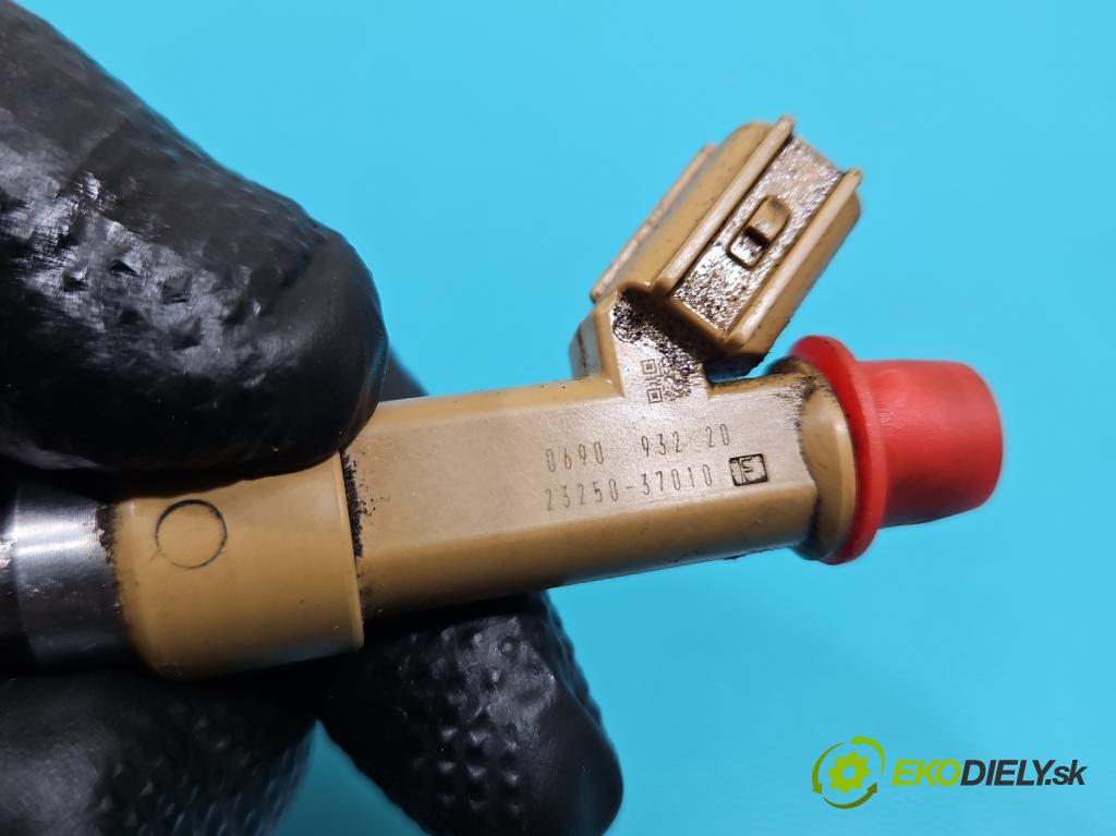 Toyota Avensis III T27 2009-2018 2.0 16v 152KM manual 112 kW 1987 cm3 5- vstrek 23250-37010 (Vstrekovač paliva)