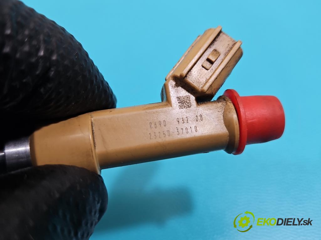 Toyota Avensis III T27 2009-2018 2.0 16v 152KM manual 112 kW 1987 cm3 5- vstrek 23250-37010 (Vstrekovač paliva)